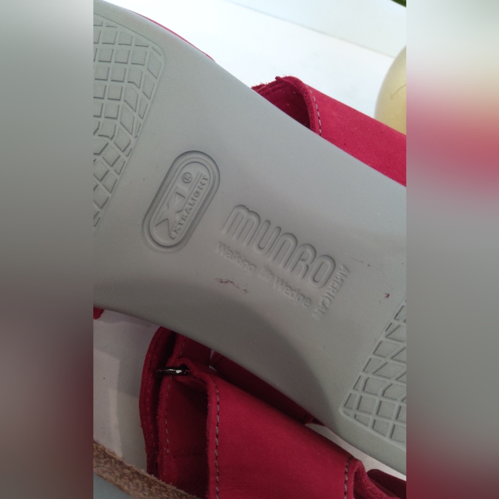 MUNRO red leather sandals adjustable straps - Picture 6 of 8